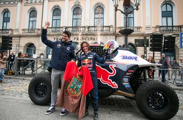 La ganadora del Rally Dakar 2024, Cristina Gutiérrez, posa tras realizar un circuito urbano por las calles de Burgos.