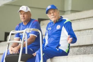 Don Nacho Trelles pendiente del entrenamiento de Cruz Azul en la Noria.