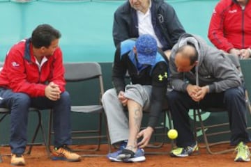 Iquique, 13 de Julio 2016.
Tenis, Copa Davis.
Marcelo Rios le muestra el tobillo izquierdo a Ulices Cerda, durante el entrenamiento de Chile en el Centro Recreacional del Ejercito Huayquique, antes de la segunda ronda del Grupo I contra Colombia en Copa Davis. 
Alex DÃ­az DÃ­az/Photosport.