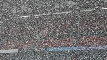 <b>ESPECTACULAR NEVADA. </b>Esta es una imagen de cómo estaba el estadio Reyno de Navarra ayer a mediodía. La nevada fue copiosa y acumuló diez centímetros en el terreno de juego. Conforme fue avanzando el día las cosas mejoraron.