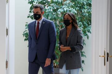 El presidente del Gobierno, Pedro Sánchez junto con la atleta Ana Peleteiro llegando al acto 'El poder transformador del Deporte en la lucha contra la pobreza infantil' celebrado en el salón Barceló del Palacio de la Moncloa.