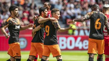 Carlos Soler, Guedes y Kondogbia felicitan a Gameiro.