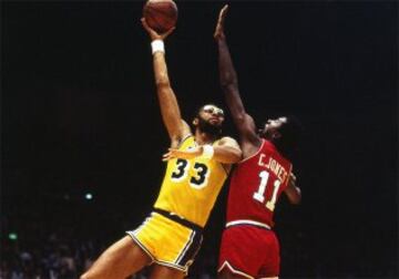 El 33 ha sido un número tan grande que podrían figurar aquí Larry Bird o Scottie Pippen. Pero tiene que ser Kareem, claro. El máximo anotador de la historia de la NBA y uno de los tres mejores jugadores de siempre. Para algunos, de hecho, el mejor...