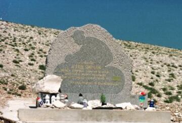 Tom Simpson murió en el ascenso al Mont Ventoux en el Tour de Francia de 1967. El inglés, campeón del mundo en ruta en 1965, falleció por un ataque al corazón ocasionada probablemente por una mezcla de anfetaminas y alcohol. En la imagen el monumento en su homenaje en la mítica subida.