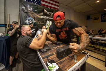 Brandon Ellsessor compite contra Mike Ayello durante el torneo 98% Protest Series Arm Wrestling. Gerren Nixon
formó en 2019 Urban Arm Wrestling League, una compañía que patrocina torneos y promueve el deporte en Long
Island. Ha sido fanático del deporte desde que vio la película de Sylvester Stallone Yo, el halcón.