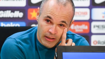 Un Andrés Iniesta emocionado durante la rueda de prensa donde anunció que dejaría el Barça.