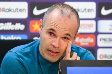 Un Andrés Iniesta emocionado durante la rueda de prensa donde anunció que dejaría el Barça.