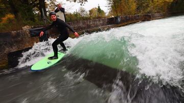 Surfista en el canal Alm de Salzburgo.