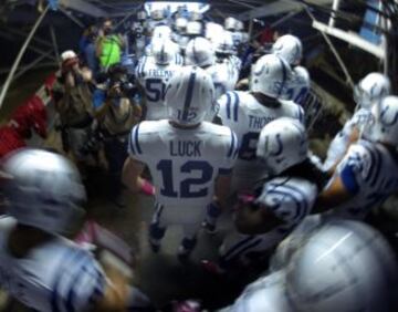 Andrew Luck de los Indianapolis Colts saliendo al terreno de juego en el partido contra los San Diego Chargers