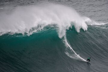 El alemán Sebastian Steudtner durante el Tudor Nazaré Big Wave Challenge 2024 que se desarrolla estos días entre olas épicas de 10 a 12 metros en la mundialmente famosa Praia do Norte en Nazaré, Portugal.