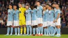 Los jugadores del Celta guardan un minuto de silencio en el Camp Nou.