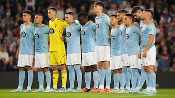 Los jugadores del Celta guardan un minuto de silencio en el Camp Nou.