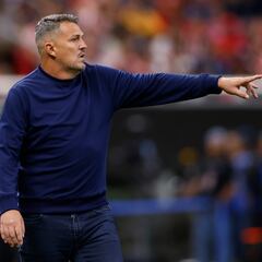 Óscar García dirige el Pumas vs Chivas y se va