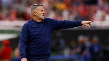 Óscar García dirige el Pumas vs Chivas y se va
