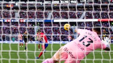 Correa anotando el cuarto gol desde el punto de penalti.