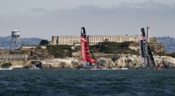 El barco Emirates Team New Zealand y el Oracle Team USA navegan cerca de la Isla de Alcatraz.