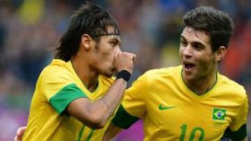 Neymar celebra con Óscar su gol contra Bielorrusia.