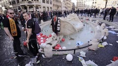 As&iacute; qued&oacute; la Fontana della Barcaccia despu&eacute;s de que los ultras del Feyenoord destrozasen la Piazza di Spagna de Roma en 2015.