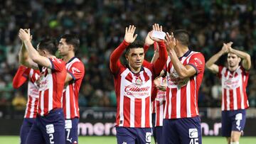 MEX9377. LEÓN (MÉXICO), 03/07/2023.- Jugadores de Chivas celebran un gol hoy, durante un juego correspondiente a la jornada 1 del torneo Apertura 2023 de la Liga MX del fútbol mexicano, celebrado en el Estadio León en Guanajuato (México). EFE/Luis Ramírez
