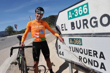 Nada más llegar a la localidad de Alozaina, un giro a izquierdas en una rotonda, junto a una gasolinera, será el que marque el inicio de la ascensión viniendo de un terreno en el que la carretera ya pica para arriba. 'Es una subida de plato grande', revela El Lince.