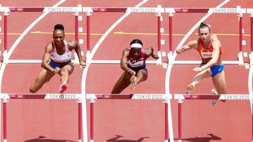 EVE4263. TOKIO (JAP&Oacute;N), 02/08/2021.- Jasmine Camacho-Quinn (L) de Puerto Rico gana medalla de oro en los 100m vallas femenino de atletismo por los Juegos Ol&iacute;mpicos 2020, este lunes en el Estadio Ol&iacute;mpico de Tokio (Jap&oacute;n). EFE/ Alberto Est&eacute;vez