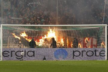 Los radicales del Panathinaikos queman una bandera antes del partido ante Olympiakos en 2019.