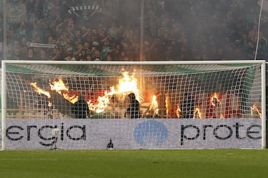 Los radicales del Panathinaikos queman una bandera antes del partido ante Olympiakos en 2019.
