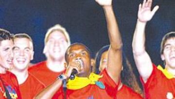 <b>DE ROJO. </b>La plantilla lució camisetas con la leyenda "campions".