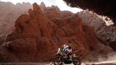Los pilotos disputan la pen&uacute;ltima jornada del exigente Rally Dakar.
