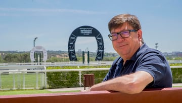 Salazar, presidente del hipódromo de La Zarzuela, delante de la meta.