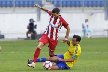 El centrocampista del Atlético de Madrid, el belga Yannick Ferreira-Carrasco lucha por el balón con el centrocampista del Cádiz Mantecón 