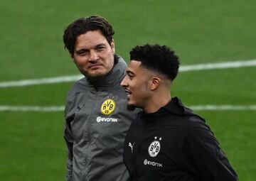 Edin Terzic dialoga con Jadon Sancho.