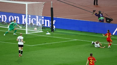 Aitana Bonmatí recibió un pase interior de Athenea, dejó pasar la pelota para romper a Knaak y casi sin ángulo decide soltar el derechazo al palo corto en vez de dar el pase de la muerte. ¡Un gol que ha valido una final!