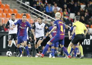 Busquets y Parejo.