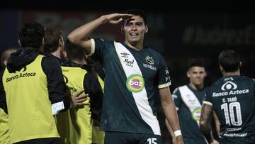 Guillermo Martínez festeja su gol contra Juárez