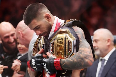 Ilia Topuria con sus cinturones de campeón del peso pluma y del peso ligero. Primer campeón invicto en dos pesos diferentes.