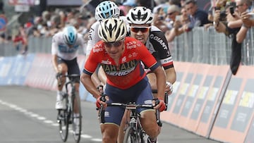 Domenico Pozzovivo rueda por delante de Tom Dumoulin en la 18ª etapa del Giro de Italia 2018 en la cima de Prato Nevoso.