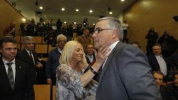 Joan Collet saluda cari&ntilde;osamente a su esposa, este mi&eacute;rcoles, justo al t&eacute;rmino de la comparecencia con la que confirm&oacute; su salida de la presidencia del Espanyol.