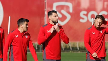 Rafa Mir, con Acuña y Ramos.