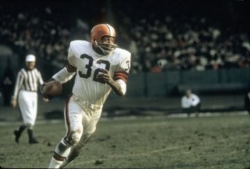 Jim Brown jugó de 1957 a 1965 con los Cleveland Browns. Fue campeón con dicha franquicia en 1964 en la posición de fullback y fue elegido en nueve ocasiones al Pro Bowl. En tres años fue nombrado el Jugador Más Valioso y en ocho oportunidades fue el líder de yardas por tierra. Su numero 32 fue retirado de los Browns.