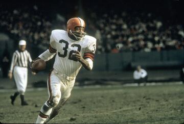 Jim Brown jug¨® de 1957 a 1965 con los Cleveland Browns. Fue campe¨®n con dicha franquicia en 1964 en la posici¨®n de fullback y fue elegido en nueve ocasiones al Pro Bowl. En tres a?os fue nombrado el Jugador M¨¢s Valioso y en ocho oportunidades fue el l¨ªder de yardas por tierra. Su numero 32 fue retirado de los Browns.
