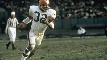 Jim Brown jugó de 1957 a 1965 con los Cleveland Browns. Fue campeón con dicha franquicia en 1964 en la posición de fullback y fue elegido en nueve ocasiones al Pro Bowl. En tres años fue nombrado el Jugador Más Valioso y en ocho oportunidades fue el líder de yardas por tierra. Su numero 32 fue retirado de los Browns.