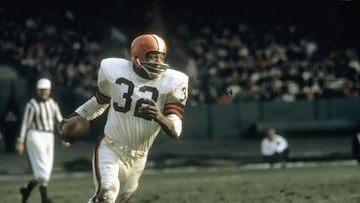 Jim Brown jugó de 1957 a 1965 con los Cleveland Browns. Fue campeón con dicha franquicia en 1964 en la posición de fullback y fue elegido en nueve ocasiones al Pro Bowl. En tres años fue nombrado el Jugador Más Valioso y en ocho oportunidades fue el líder de yardas por tierra. Su numero 32 fue retirado de los Browns.