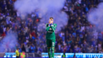 PUEBLA, MEXICO - NOVEMBER 8: Kevin Mier goalkeeper of Cruz Azul celebrates the team's first goal scored by teammate Gabriel Fernandez (not in frame) during the 17th round match between Cruz Azul and Pumas UNAM as part of the Torneo Apertura 2025 Liga MX at Cuauhtemoc Stadium on November 8, 2025 in Puebla, Mexico. (Photo by Cesar Gomez/Jam Media/Getty Images)