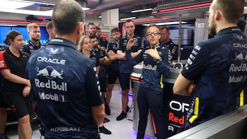 Laurent Mekies, jefe de Red Bull, da una charla al equipo en Singapur.