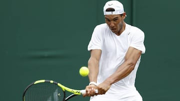 Rafael Nadal durante un entrenamiento sobre la hierba de Wimbledon.