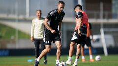 El defensa Óscar Minguez conduce el balón durante un entrenamiento del Celta.