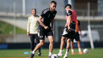 El defensa Óscar Minguez conduce el balón durante un entrenamiento del Celta.