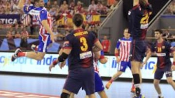 Josep Masachs se dispone a lanzar ante la oposición de Viran Morros.