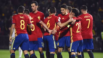 Los jugadores de Espa&ntilde;a celebran el primer gol del equipo, marcado en propia puerta por Darko Velkovski, durante el partido de clasificaci&oacute;n para el Mundial Rusia 2018.